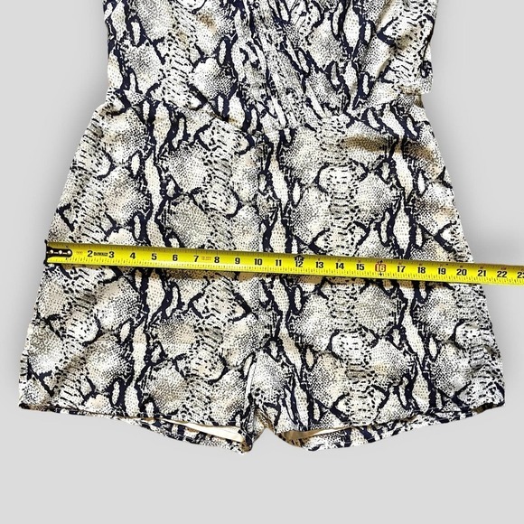 Arc & Co Long Sleeve Snakeskin Print Shortalls Romper Size Large - Picture 11 of 15